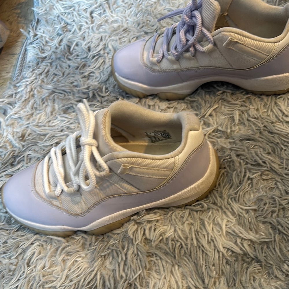 AIR JORDAN 11 LOW WMNS "Pure Violet" Size 8 Women - Picture 5 of 9